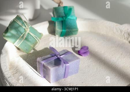 Cubes de savon naturel sur fond d'éléments naturels. Artisanat et passe-temps. Cosmétiques et beauté. Produits écologiques. Arrière-plan Banque D'Images
