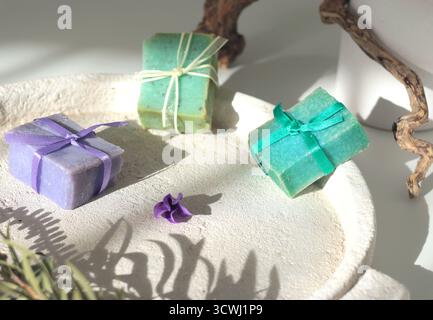 Cubes de savon naturel sur fond d'éléments naturels. Artisanat et passe-temps. Cosmétiques et beauté. Produits écologiques. Arrière-plan Banque D'Images