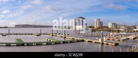 Cardiff, pays de Galles, Royaume-Uni - 5 octobre 2025 : vue panoramique de la baie de Cardiff. En arrière-plan se trouve le voco St David's Hotel. Banque D'Images