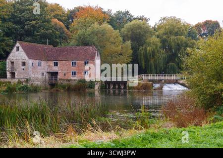 Sturminster Newton, Dorset, Royaume-Uni. 12 octobre 2025. Météo Royaume-Uni : couleurs d'automne à Sturminster Newton Mill, Dorset. Sturminster Newton Mill est l'un des rares moulins en activité sur la rivière Stour, qui fait partie d'une série d'anciens moulins à farine construits sur la rivière. C'est un moulin à eau entièrement fonctionnel produisant de la farine qui est vendue dans les magasins du Musée et du Moulin et est un merveilleux morceau d'archéologie industrielle. Crédit : Carolyn Jenkins/Alamy Live News Banque D'Images