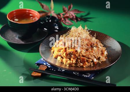 Riz frit à l'anguille de style japonais Banque D'Images