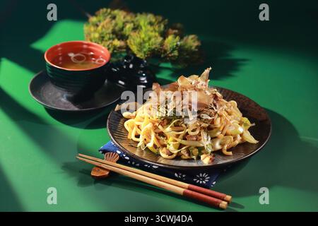 Nouilles Udon sautées au bœuf aux échalotes Banque D'Images