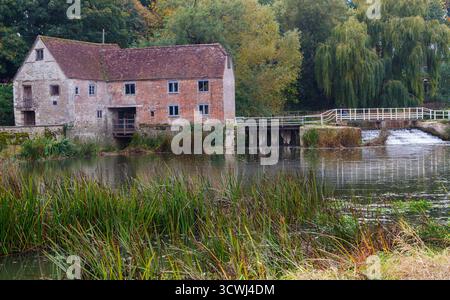 Sturminster Newton, Dorset, Royaume-Uni. 12 octobre 2025. Météo Royaume-Uni : couleurs d'automne à Sturminster Newton Mill, Dorset. Sturminster Newton Mill est l'un des rares moulins en activité sur la rivière Stour, qui fait partie d'une série d'anciens moulins à farine construits sur la rivière. C'est un moulin à eau entièrement fonctionnel produisant de la farine qui est vendue dans les magasins du Musée et du Moulin et est un merveilleux morceau d'archéologie industrielle. Crédit : Carolyn Jenkins/Alamy Live News Banque D'Images