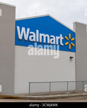 Le signe et le logo Walmart sur le bâtiment à Warren, Pennsylvanie, États-Unis Banque D'Images