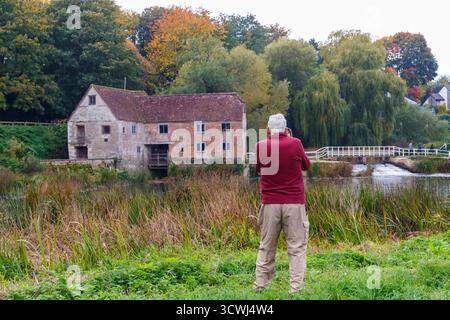 Sturminster Newton, Dorset, Royaume-Uni. 12 octobre 2025. Météo Royaume-Uni : couleurs d'automne à Sturminster Newton Mill, Dorset. Sturminster Newton Mill est l'un des rares moulins en activité sur la rivière Stour, qui fait partie d'une série d'anciens moulins à farine construits sur la rivière. C'est un moulin à eau entièrement fonctionnel produisant de la farine qui est vendue dans les magasins du Musée et du Moulin et est un merveilleux morceau d'archéologie industrielle. Crédit : Carolyn Jenkins/Alamy Live News Banque D'Images