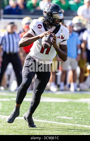 11 octobre 2025 : le quarterback de Caroline du Nord CJ Bailey (11 ans) passe la balle lors d'un match de football NCAA entre le Wolfpack de Caroline du Nord et le notre Dame Fighting Irish au notre Dame Stadium de South Bend, Indiana. John Mersits/CSM (image crédit : © John Mersits/Cal Sport Media) Banque D'Images
