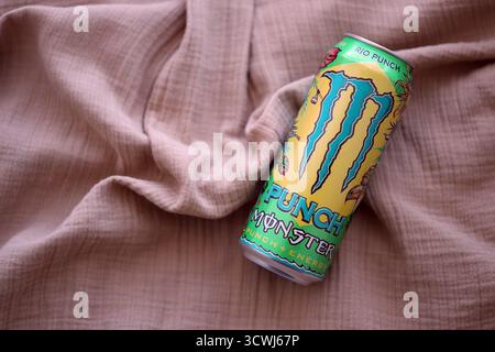 KIEV, UKRAINE - 21 SEPTEMBRE 2025 Monster boisson énergisante avec nouvelle boîte de conserve design close up Banque D'Images