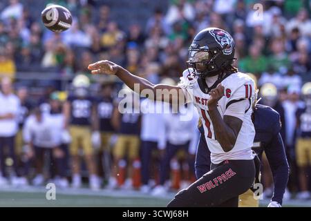 11 octobre 2025 : le quarterback de Caroline du Nord CJ Bailey (11 ans) passe la balle lors d'un match de football NCAA entre le Wolfpack de Caroline du Nord et le notre Dame Fighting Irish au notre Dame Stadium de South Bend, Indiana. John Mersits/CSM (image crédit : © John Mersits/Cal Sport Media) Banque D'Images