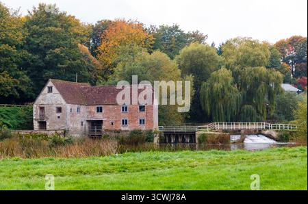 Sturminster Newton, Dorset, Royaume-Uni. 12 octobre 2025. Météo Royaume-Uni : couleurs d'automne à Sturminster Newton Mill, Dorset. Sturminster Newton Mill est l'un des rares moulins en activité sur la rivière Stour, qui fait partie d'une série d'anciens moulins à farine construits sur la rivière. C'est un moulin à eau entièrement fonctionnel produisant de la farine qui est vendue dans les magasins du Musée et du Moulin et est un merveilleux morceau d'archéologie industrielle. Crédit : Carolyn Jenkins/Alamy Live News Banque D'Images