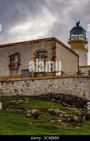 Île de Skye, Écosse : phare de Neist point, allumé pour la première fois le 1er novembre 1909 sur le promontoire à l'extrémité ouest de la péninsule de Duirinish Banque D'Images