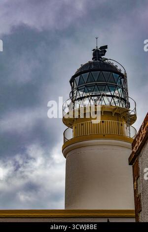 Île de Skye, Écosse : phare de Neist point, allumé pour la première fois le 1er novembre 1909 sur le promontoire à l'extrémité ouest de la péninsule de Duirinish Banque D'Images