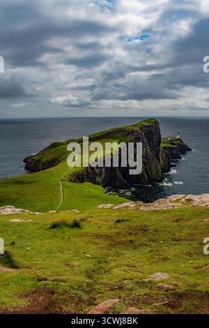 Île de Skye, Écosse : la falaise abrupte du phare de Neist point, célèbre promontoire et point de vue sur le point le plus à l'ouest de la péninsule de Duirinish Banque D'Images