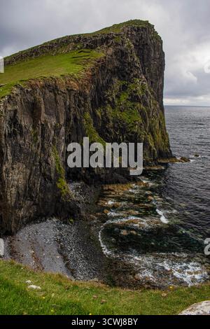 Île de Skye, Écosse : la falaise abrupte du phare de Neist point, célèbre promontoire et point de vue sur le point le plus à l'ouest de la péninsule de Duirinish Banque D'Images