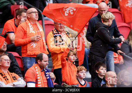 Amsterdam, pays-Bas. 12 octobre 2025. AMSTERDAM, PAYS-BAS - 12 OCTOBRE : de jeunes fans des pays-Bas souriant et agitant des drapeaux avant le match de qualification pour la Coupe du monde de la FIFA 2026 entre les pays-Bas et la Finlande au Johan Cruijff Arena le 12 octobre 2025 à Amsterdam, pays-Bas. (Photo de Ben Gal/Orange Pictures) crédit : Orange pics BV/Alamy Live News Banque D'Images