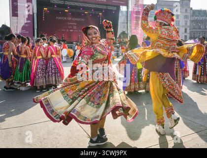 Londres, Royaume-Uni. 12 octobre 2025. Les participants à la séquence dynamique de danse d'ouverture, cette année dépeignant a Peacock Dance, Monsoon, Harvest, Lightning et Summer. La célébration de Diwali, le Festival des lumières, sur Trafalgar Square, présente des éléments joyeux de la culture des communautés hindoue, sikhe et jaïne de Londres avec danse, musique, activités, étals de marché et nourriture. Crédit : Imageplotter/Alamy Live News Banque D'Images