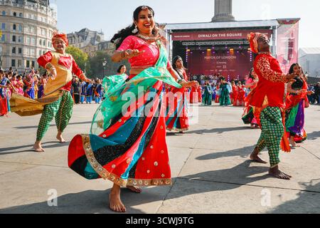 Londres, Royaume-Uni. 12 octobre 2025. Les participants à la séquence dynamique de danse d'ouverture, cette année dépeignant a Peacock Dance, Monsoon, Harvest, Lightning et Summer. La célébration de Diwali, le Festival des lumières, sur Trafalgar Square, présente des éléments joyeux de la culture des communautés hindoue, sikhe et jaïne de Londres avec danse, musique, activités, étals de marché et nourriture. Crédit : Imageplotter/Alamy Live News Banque D'Images