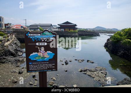 Un panneau Yongcheonsu Spring Path pour Jangsumul se trouve près de l'entrée de Jocheon, pointant le long de la route historique de l'eau tandis qu'une salle traditionnelle et fi Banque D'Images