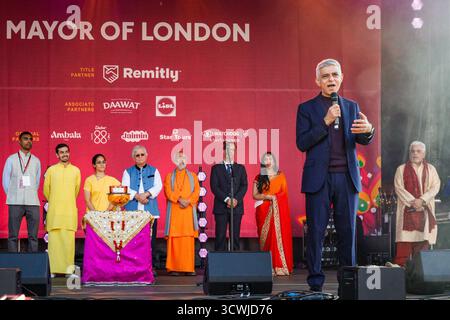 Londres, Royaume-Uni. 12 octobre 2025. Sadiq Khan, maire de Londres, prend la parole et participe plus tard à une cérémonie de bénédiction. La célébration de Diwali, le Festival des lumières, sur Trafalgar Square, présente des éléments joyeux de la culture des communautés hindoue, sikhe et jaïne de Londres avec danse, musique, activités, étals de marché et nourriture. Crédit : Imageplotter/Alamy Live News Banque D'Images