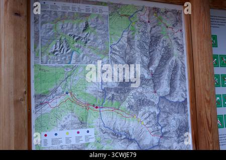 Carte topographique sur panneau d'information à Val Trupchun, Parc National Suisse, Graubunden, Suisse Banque D'Images