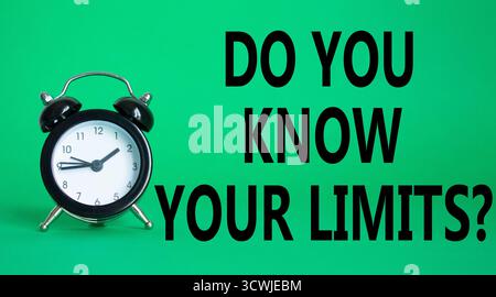 Connaissez-vous votre symbole de limites ? Beau fond vert avec réveil. Business et connaissez-vous votre concept de limites. Copier l'espace. Banque D'Images
