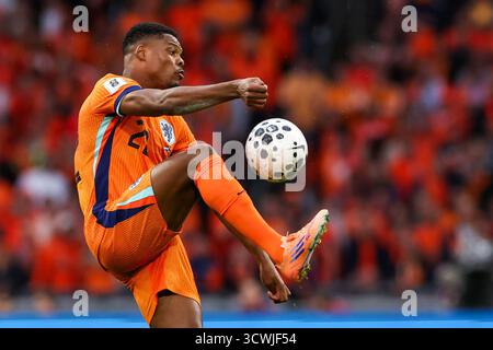 Amsterdam, pays-Bas. 12 octobre 2025. AMSTERDAM, PAYS-BAS - 12 OCTOBRE : le Néerlandais Denzel Dumfries tire le ballon lors du match de qualification pour la Coupe du monde de la FIFA 2026 entre les pays-Bas et la Finlande au Johan Cruijff Arena le 12 octobre 2025 à Amsterdam, pays-Bas. (Photo de Ben Gal/Orange Pictures) crédit : Orange pics BV/Alamy Live News Banque D'Images