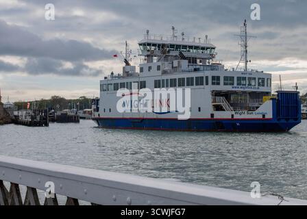 Le wightlink Isle of Wight car ou véhicule ferry arrivant au port de Yarmouth sur l'île avec l'embarcadère au premier plan Banque D'Images