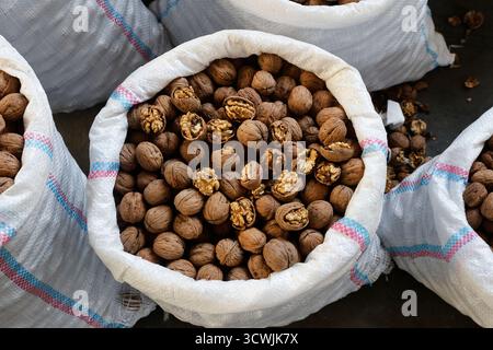Noix à vendre au Dezerter Bazaar à Tbilissi, Géorgie Banque D'Images