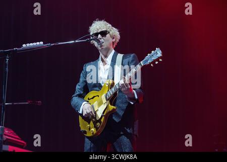 Londres , Royaume-Uni. 11 octobre 2025. Hugh Harris des Kooks Preforming en direct sur leur UK Arena Tour à l'O2 London, Royaume-Uni 11 octobre 2025 crédit : Ray Hill/Alamy Live News Banque D'Images