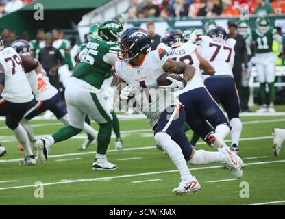 Londres, Royaume-Uni. 12 octobre 2025. Denver Broncos Tight End Evan Engram court avec le football dans leur match contre les jets de New York au Tottenham Football Stadium, Londres le dimanche 12 octobre 2025. Les Broncos ont gagné 13-11. Photo de Hugo Philpott/UPI crédit : UPI/Alamy Live News Banque D'Images