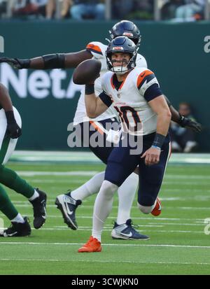 Londres, Royaume-Uni. 12 octobre 2025. Le quarterback des Broncos de Denver Bo Nix court avec le football dans leur match contre les jets de New York au Tottenham Football Stadium, à Londres, le dimanche 12 octobre 2025. Les Broncos ont gagné 13-11. Photo de Hugo Philpott/UPI crédit : UPI/Alamy Live News Banque D'Images