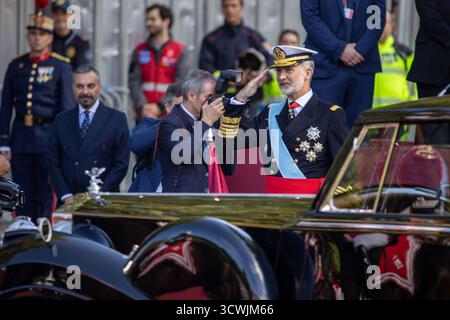 Madrid, Espagne. 12 octobre 2025. Le roi Felipe VI vu lors de la parade des forces armées le 12 octobre, fête nationale, dirigé par le roi Felipe VI, la reine Letizia, leurs filles Leonor de Borbón, princesse des Asturies, et l'Infante Sofía de Borbón. Crédit : D. Canales Carvajal/Alamy Live News Banque D'Images