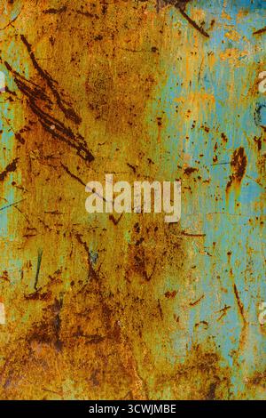 Métal peint et rouillé fortement rayé Banque D'Images