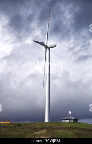 éolienne par jour nuageux Banque D'Images