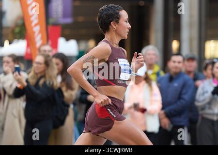 Chicago, Illinois, États-Unis. 12 octobre 2025. MAGGIE MONTOYA, des États-Unis, court au début du marathon de Chicago 2025 le 12 octobre 2025. (Crédit image : © Richard Dizon/ZUMA Press Wire) USAGE ÉDITORIAL SEULEMENT ! Non destiné à UN USAGE commercial ! Crédit : ZUMA Press, Inc/Alamy Live News Banque D'Images