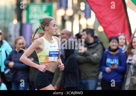 Chicago, Illinois, États-Unis. 12 octobre 2025. AUBREY FRENTHEWAY, des États-Unis, court au départ du marathon de Chicago 2025 le 12 octobre 2025. (Crédit image : © Richard Dizon/ZUMA Press Wire) USAGE ÉDITORIAL SEULEMENT ! Non destiné à UN USAGE commercial ! Crédit : ZUMA Press, Inc/Alamy Live News Banque D'Images