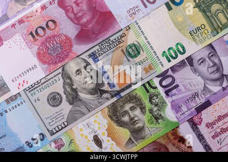 Papier monnaie, billets de banque de différents pays dans plusieurs coupures comme un fond d'entreprise. Papier-monnaie et espèces comme fond financier pour yo Banque D'Images