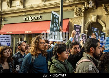 Istanbul, Istanbul, Turquie. 12 octobre 2025. Des étudiants protestent contre la détention de l'étudiante azerbaïdjanaise Nana à Istanbul. Un groupe d'étudiants se sont rassemblés sur la place Tunel à Istanbul pour protester contre la détention de la citoyenne azerbaïdjanaise Nana, qui a été arrêtée après avoir participé à une manifestation à l'Université d'Istanbul et qui est détenue dans un centre d'expulsion depuis 52 jours. Environ 25''"30 manifestants ont rejoint la manifestation, tandis qu'un grand nombre de policiers étaient présents sur les lieux. La police n'a pas autorisé le groupe à marcher, et la manifestation s'est dispersée après un communiqué de presse. (Crédit image : © Abdullah Banque D'Images