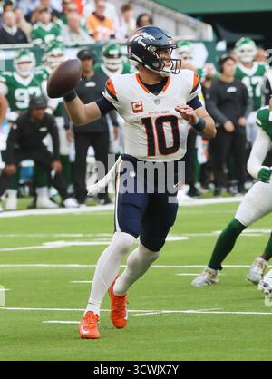 Londres, Royaume-Uni. 12 octobre 2025. Le quarterback des Broncos de Denver Bo Nix court avec le football dans leur match contre les jets de New York au Tottenham Football Stadium, à Londres, le dimanche 12 octobre 2025. Les Broncos remportent le match 13-11. Photo de Hugo Philpott/UPI crédit : UPI/Alamy Live News Banque D'Images