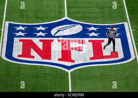 Londres, Royaume-Uni. 12 octobre 2025. Arbitre lors du match NFL des Denver Broncos @ New York jets au Tottenham Hotspur Stadium, le deuxième match de la série NFL London Games de cette année. Score final Broncos 13 - jets 11. Credit : Stephen Chung / Alamy Live News Banque D'Images