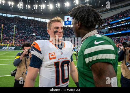 Londres, Royaume-Uni. 12 octobre 2025. Bo Nix, no.10, quarterback des Broncos, après le match des Denver Broncos @ New York jets NFL au Tottenham Hotspur Stadium, le deuxième match de la série des NFL London Games de cette année. Score final Broncos 13 - jets 11. Credit : Stephen Chung / Alamy Live News Banque D'Images