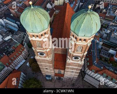 Vue aérienne de l'emblématique Frauenkirche dans la vieille ville de Munich Banque D'Images