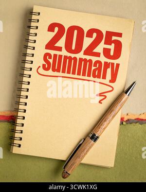 texte récapitulatif de 2025 ans dans un cahier en spirale, concept commercial de fin d'année Banque D'Images