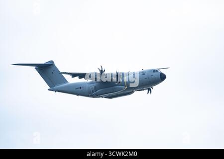 Royal Air Force A400M Atlas avion de transport militaire en vol contre ciel nuageux Banque D'Images