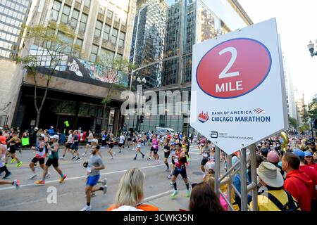 Chicago, États-Unis. 12 octobre 2025. Les coureurs de la Bank of America Chicago passent la barre des 2 miles à Chicago le dimanche 12 octobre 2025. Photo de Mark Black/UPI crédit : UPI/Alamy Live News Banque D'Images