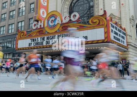 Chicago, États-Unis. 12 octobre 2025. Les coureurs de la Bank of America Chicago passent devant l'historique Chicago Theater le long de State Street à Chicago le dimanche 12 octobre 2025. Photo de Mark Black/UPI crédit : UPI/Alamy Live News Banque D'Images