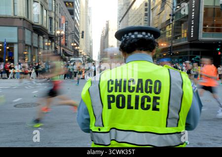 Chicago, États-Unis. 12 octobre 2025. Un officier de police de Chicago tient son poste alors que les coureurs de la Bank of America Chicago passent à Chicago le dimanche 12 octobre 2025. Photo de Mark Black/UPI crédit : UPI/Alamy Live News Banque D'Images