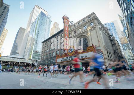 Chicago, États-Unis. 12 octobre 2025. Les coureurs de la Bank of America Chicago passent devant l'historique Chicago Theater le long de State Street à Chicago le dimanche 12 octobre 2025. Photo de Mark Black/UPI crédit : UPI/Alamy Live News Banque D'Images