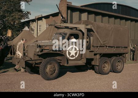 Camion militaire américain de la seconde Guerre mondiale avec insigne d'étoile à l'aérodrome historique Banque D'Images