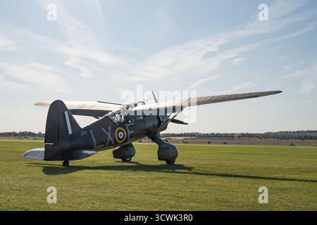 Westland Lysander avion sur l'aérodrome de gazon à Duxford avec fond de ciel nuageux Banque D'Images