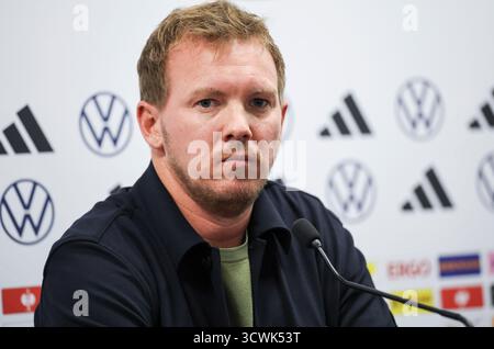 Belfast, Royaume-Uni. 12 octobre 2025. Football : équipe nationale, qualifications pour la Coupe du monde, avant le match à Belfast, Windsor Park Stadium, conférence de presse Allemagne, entraîneur national Julian Nagelsmann. Crédit : Christian Charisius/dpa - REMARQUE IMPORTANTE : conformément aux règlements de la DFL German Football League et de la DFB German Football Association, il est interdit d'utiliser ou de faire utiliser des photographies prises dans le stade et/ou du match sous forme d'images séquentielles et/ou de séries de photos de type vidéo./dpa/Alamy Live News Banque D'Images